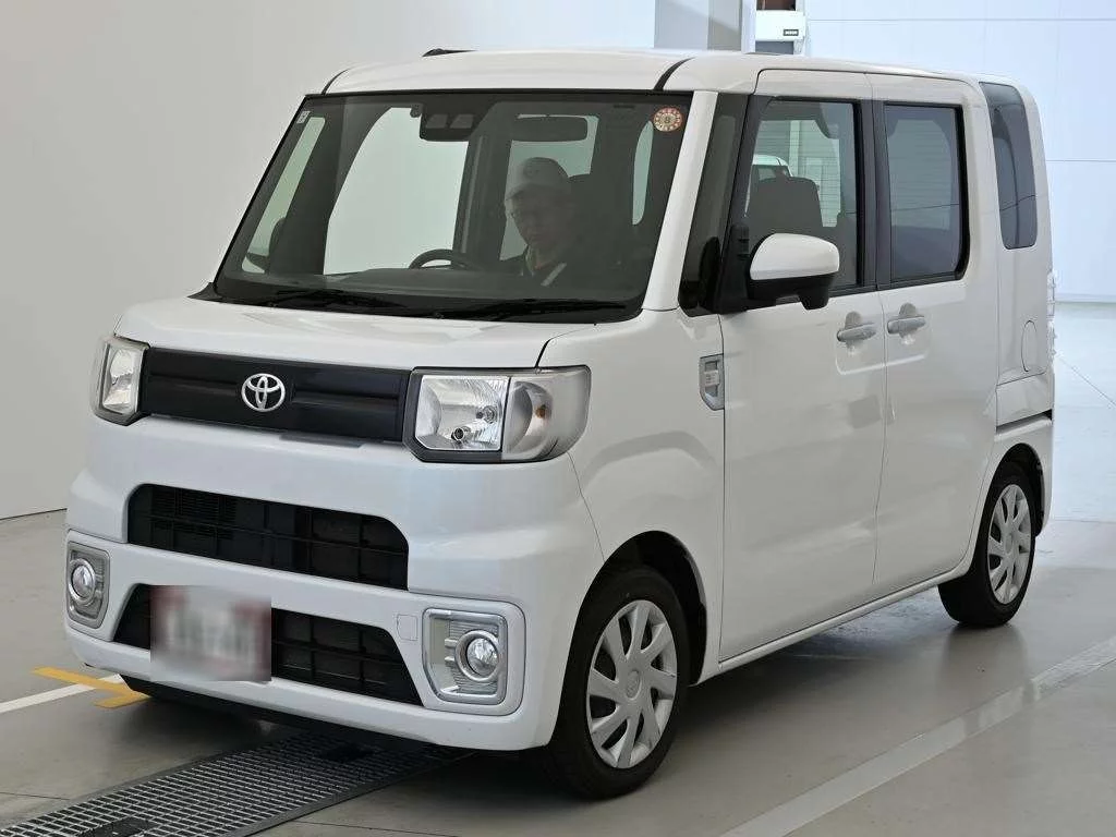 Toyota Pixis Mega LA700A 2022